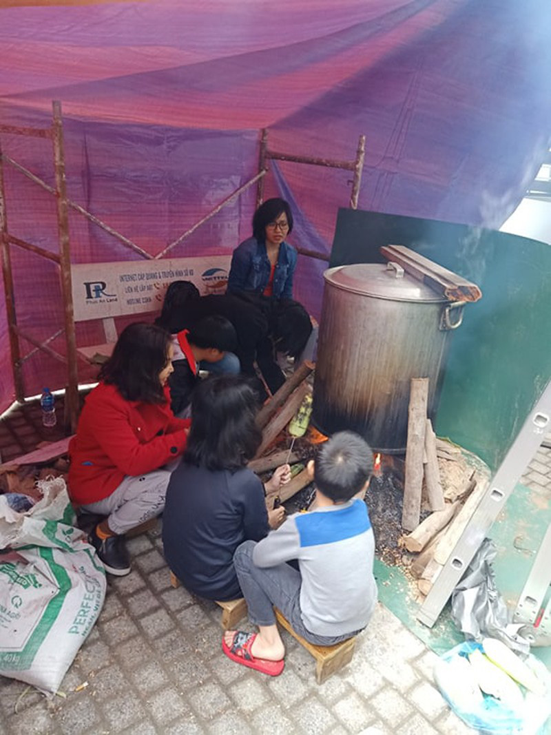 Cư dân chung cư quây quần gói bánh chưng đón Tết - Ảnh 7. Cư dân chung cư quây quần gói bánh chưng đón Tết - Ảnh 7.