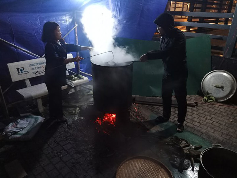 Cư dân chung cư quây quần gói bánh chưng đón Tết - Ảnh 8. Cư dân chung cư quây quần gói bánh chưng đón Tết - Ảnh 8.