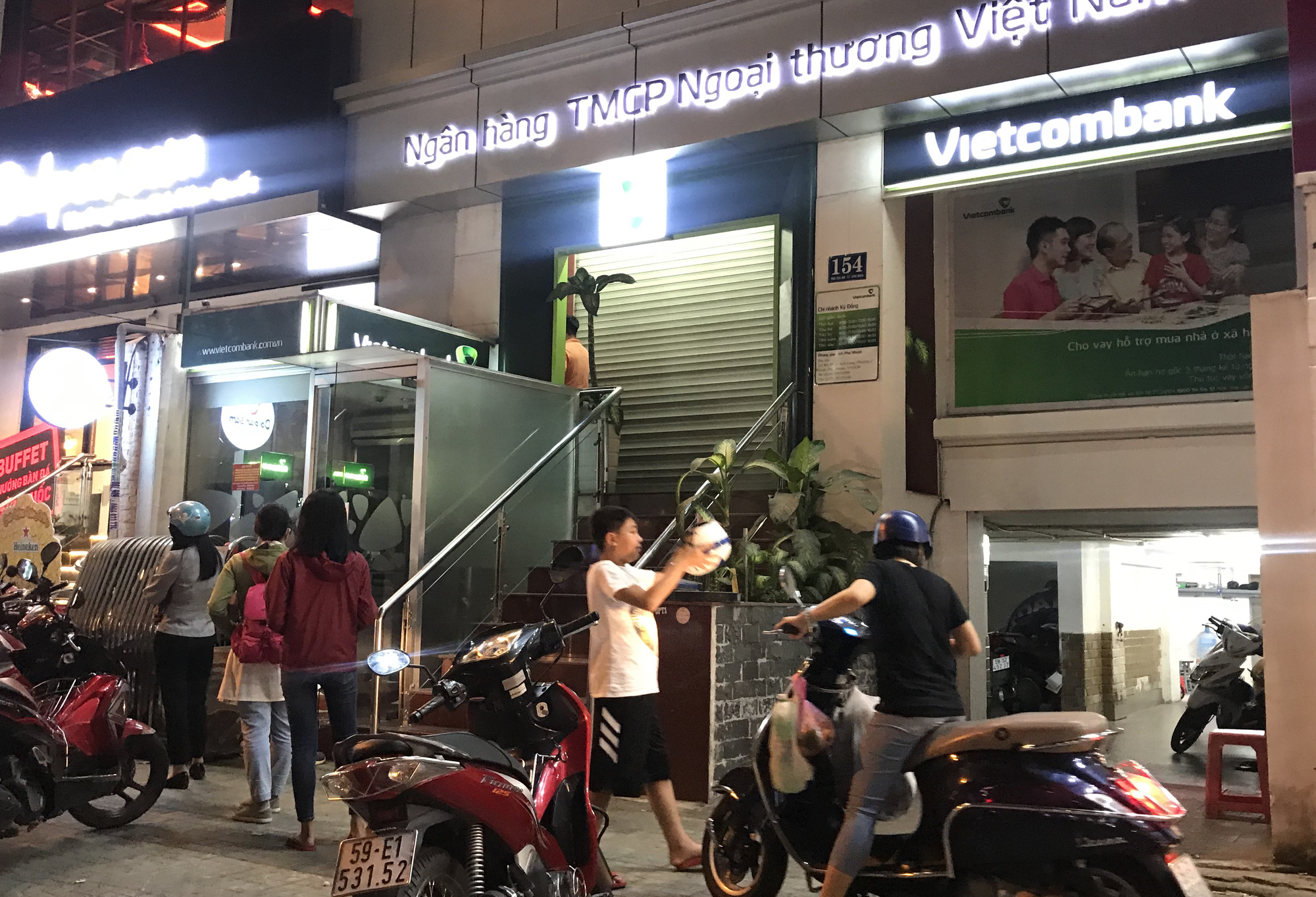 Ngày cuối cùng làm việc trước khi nghỉ Tết, ATM tại Sài Gòn vẫn hết tiền, giao dịch trên ngân hàng điện tử cũng kẹt - Ảnh 5. Ngày cuối cùng làm việc trước khi nghỉ Tết, ATM tại Sài Gòn vẫn hết tiền, giao dịch trên ngân hàng điện tử cũng kẹt - Ảnh 5.