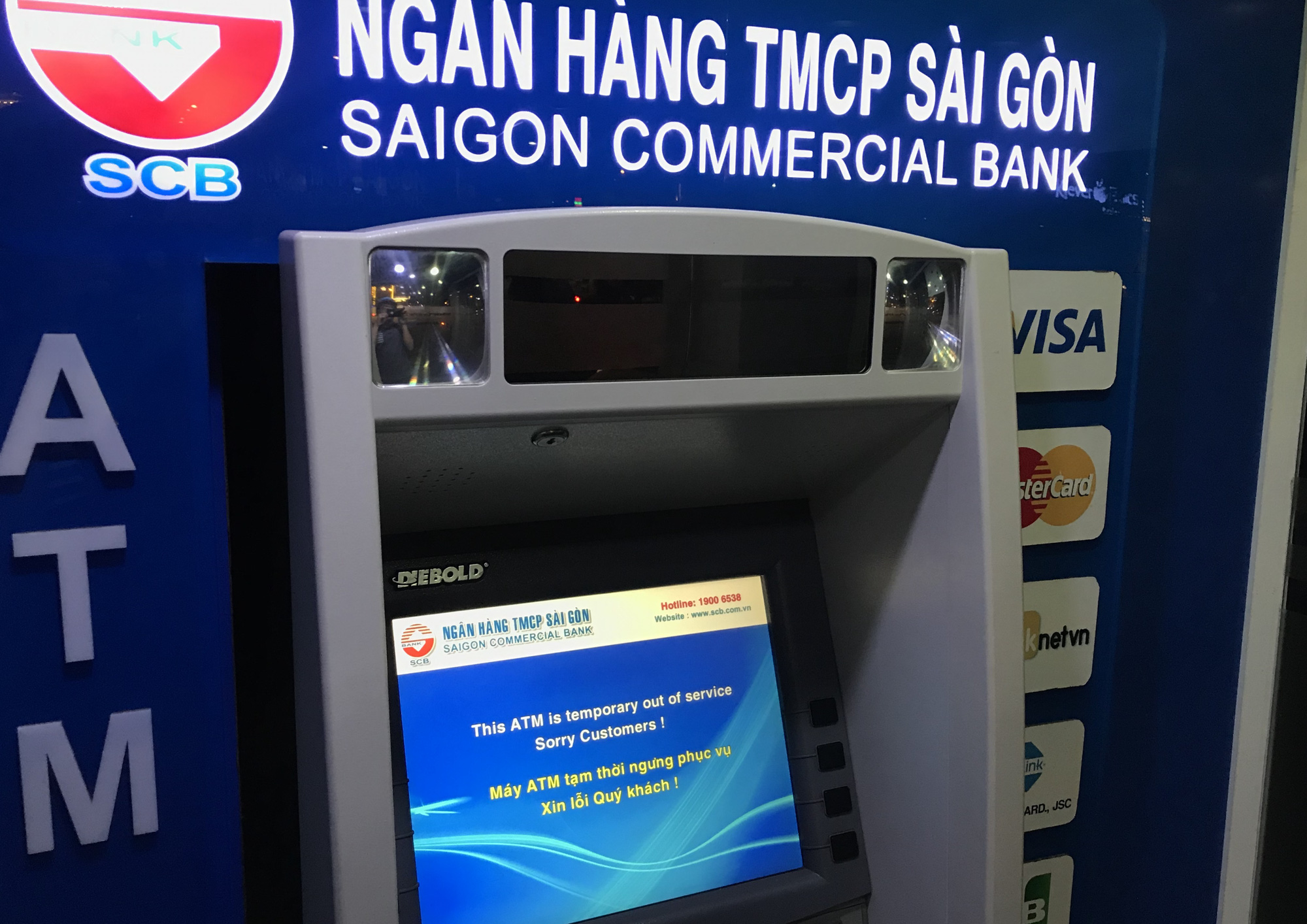Ngày cuối cùng làm việc trước khi nghỉ Tết, ATM tại Sài Gòn vẫn hết tiền, giao dịch trên ngân hàng điện tử cũng kẹt - Ảnh 2. Ngày cuối cùng làm việc trước khi nghỉ Tết, ATM tại Sài Gòn vẫn hết tiền, giao dịch trên ngân hàng điện tử cũng kẹt - Ảnh 2.