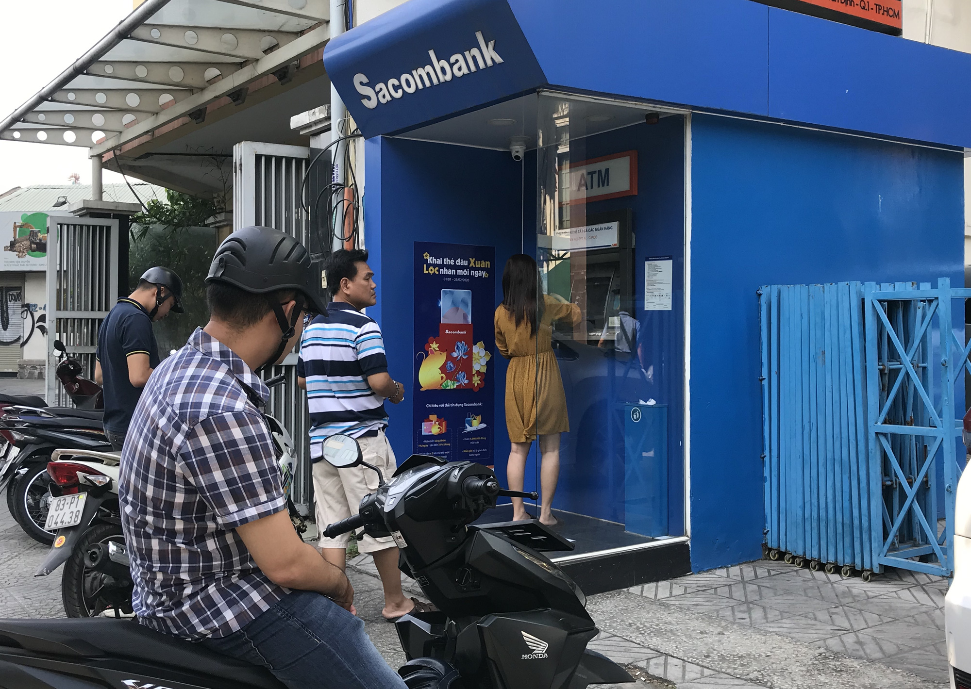 Ngày cuối cùng làm việc trước khi nghỉ Tết, ATM tại Sài Gòn vẫn hết tiền, giao dịch trên ngân hàng điện tử cũng kẹt - Ảnh 3. Ngày cuối cùng làm việc trước khi nghỉ Tết, ATM tại Sài Gòn vẫn hết tiền, giao dịch trên ngân hàng điện tử cũng kẹt - Ảnh 3.