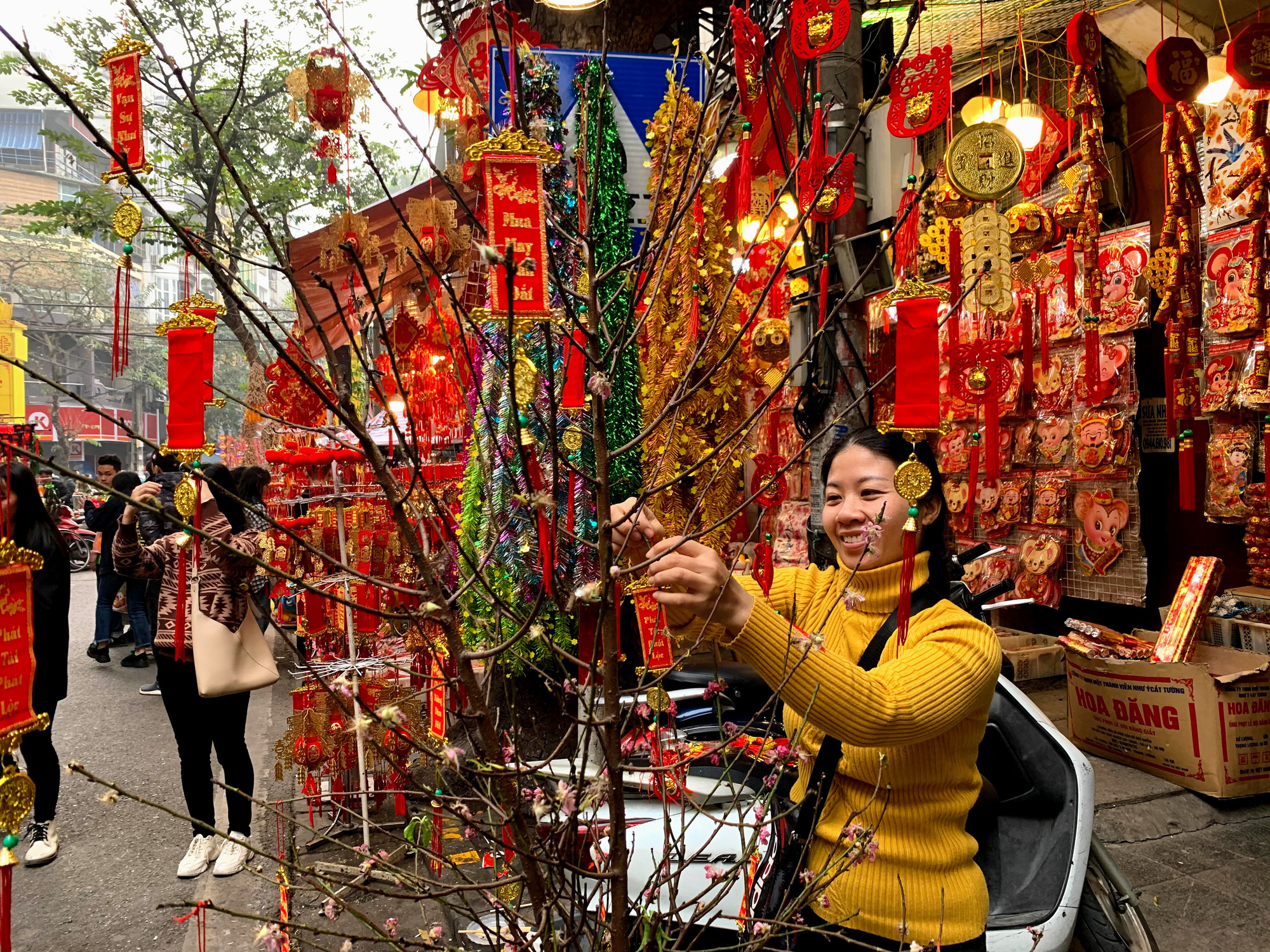 Chiều cuối năm, đột nhập chợ hoa xuân xem người Hà Nội sắm Tết - Ảnh 26. Chiều cuối năm, đột nhập chợ hoa xuân xem người Hà Nội sắm Tết - Ảnh 26.