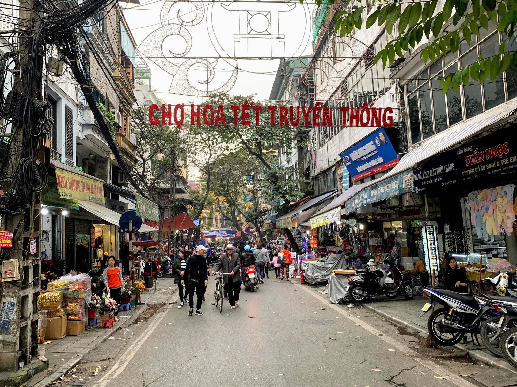 Chiều cuối năm, đột nhập chợ hoa xuân xem người Hà Nội sắm Tết - Ảnh 1. Chiều cuối năm, đột nhập chợ hoa xuân xem người Hà Nội sắm Tết - Ảnh 1.
