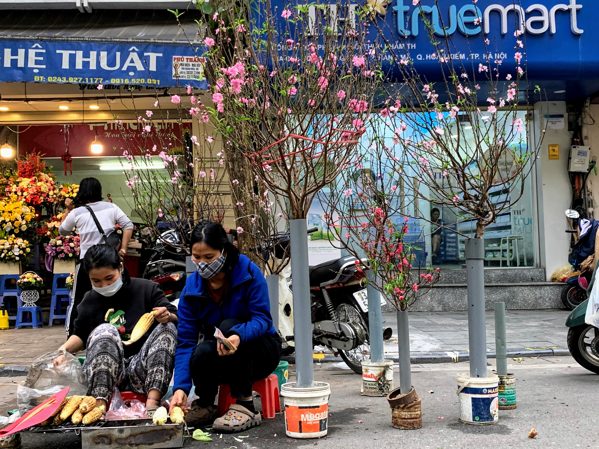 Chiều cuối năm, đột nhập chợ hoa xuân xem người Hà Nội sắm Tết - Ảnh 29. Chiều cuối năm, đột nhập chợ hoa xuân xem người Hà Nội sắm Tết - Ảnh 29.