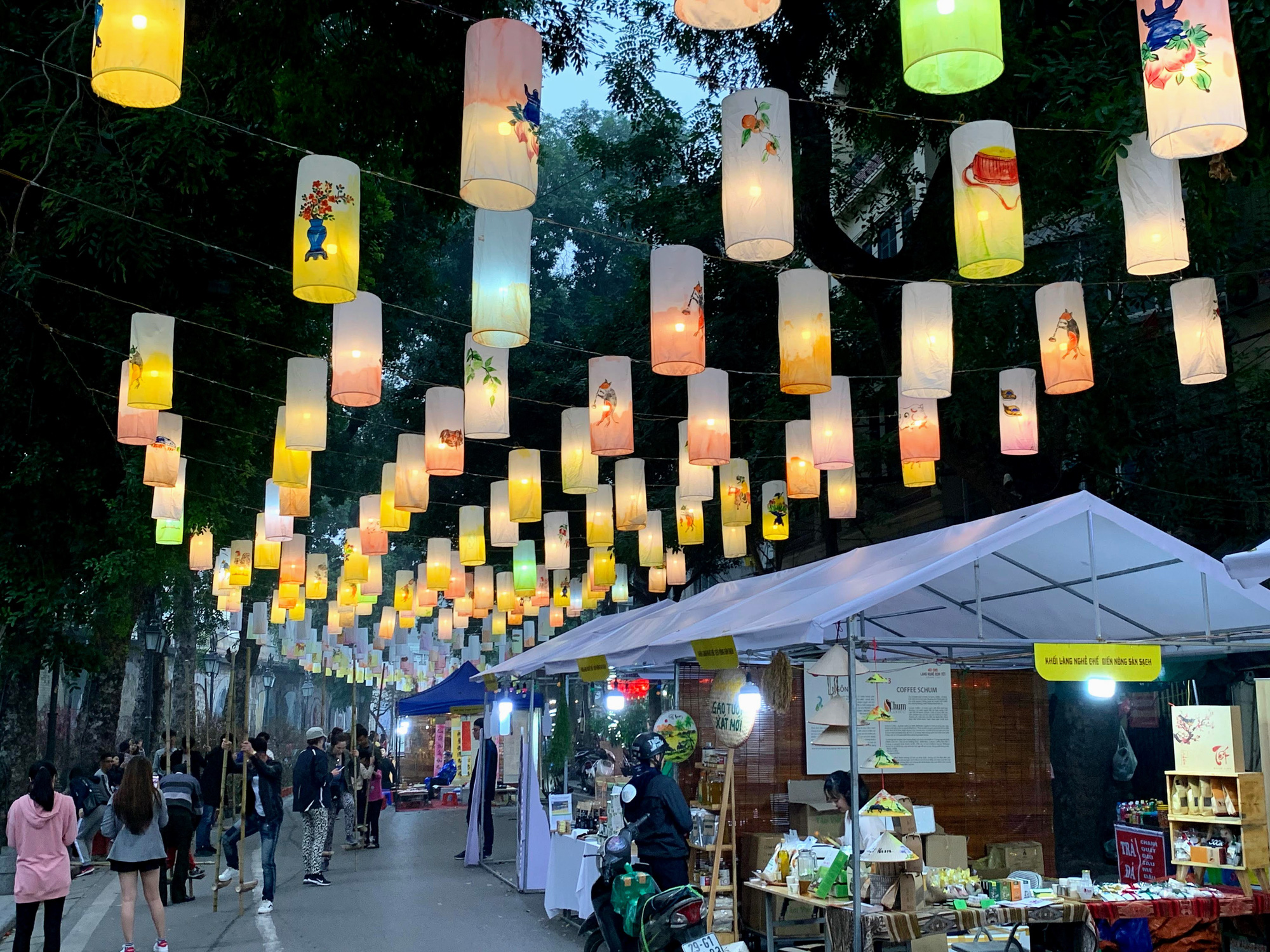 Chiều cuối năm, đột nhập chợ hoa xuân xem người Hà Nội sắm Tết - Ảnh 14. Chiều cuối năm, đột nhập chợ hoa xuân xem người Hà Nội sắm Tết - Ảnh 14.
