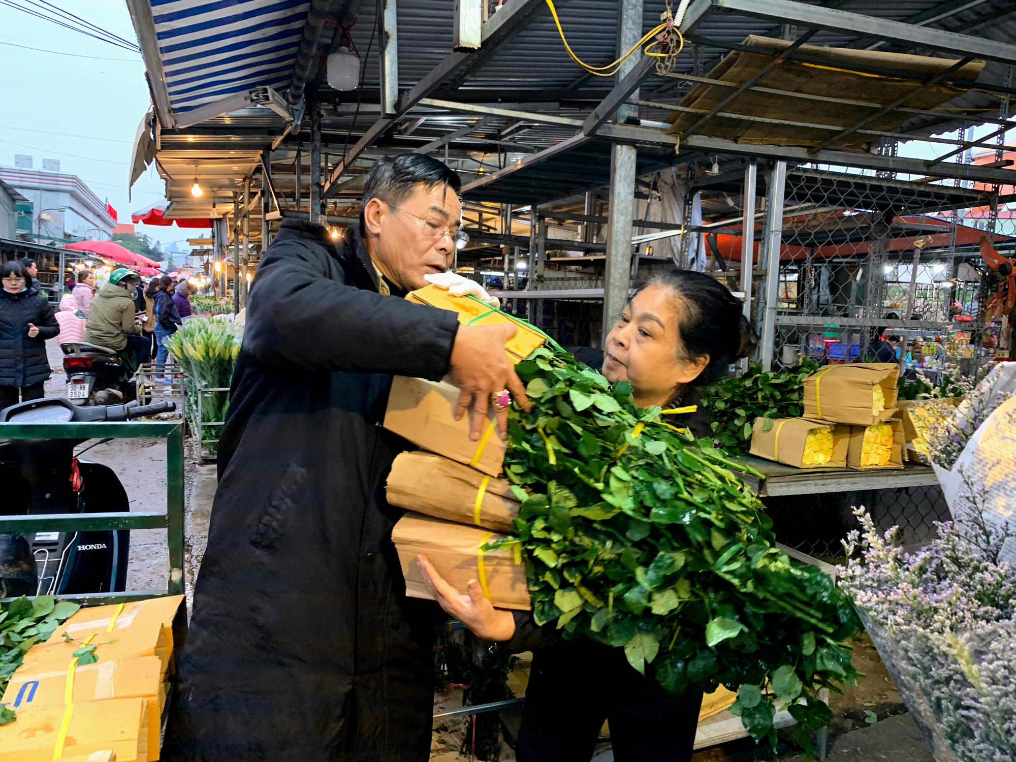 Chiều cuối năm, đột nhập chợ hoa xuân xem người Hà Nội sắm Tết - Ảnh 9. Chiều cuối năm, đột nhập chợ hoa xuân xem người Hà Nội sắm Tết - Ảnh 9.
