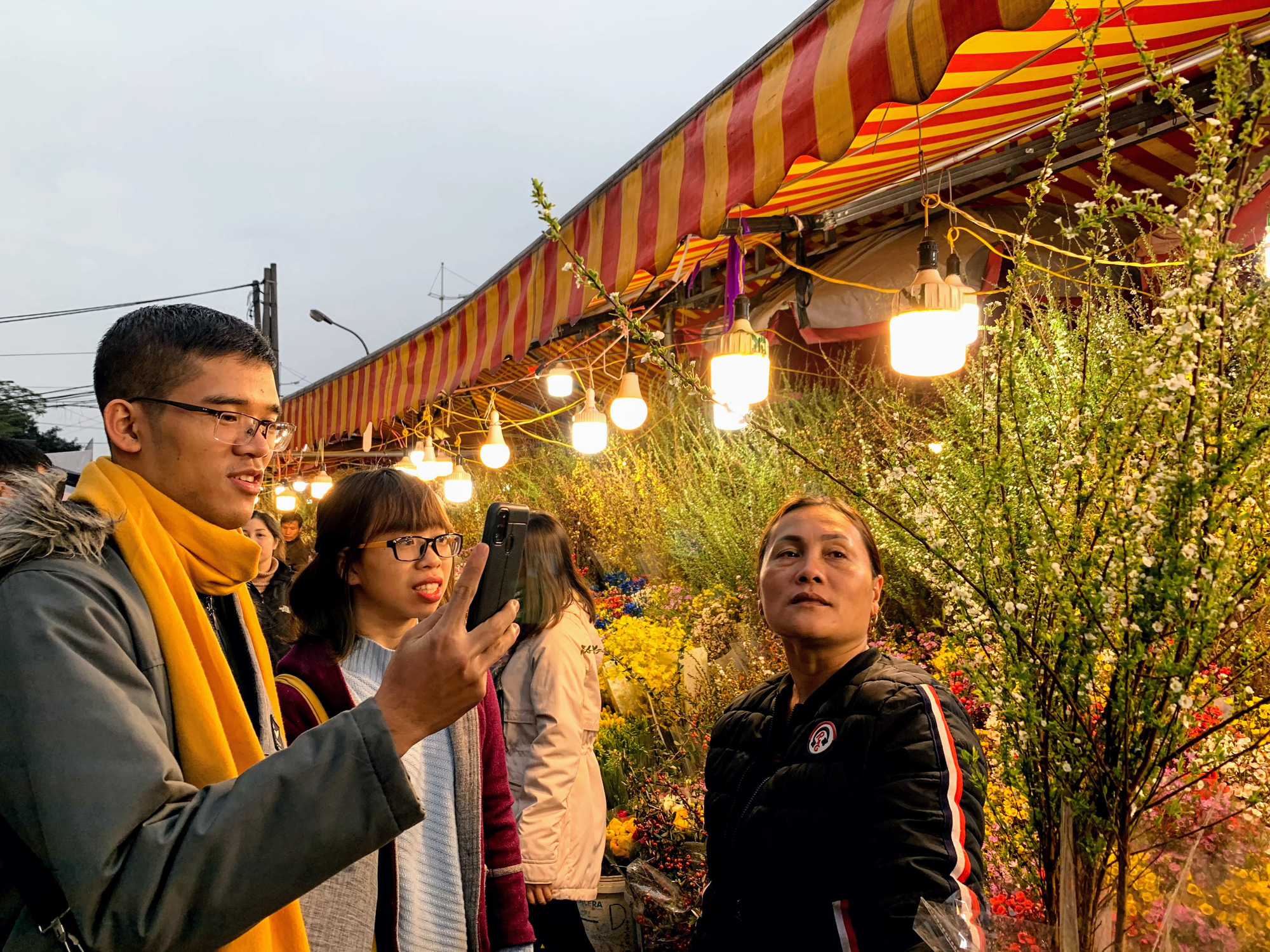 Chiều cuối năm, đột nhập chợ hoa xuân xem người Hà Nội sắm Tết - Ảnh 22. Chiều cuối năm, đột nhập chợ hoa xuân xem người Hà Nội sắm Tết - Ảnh 22.