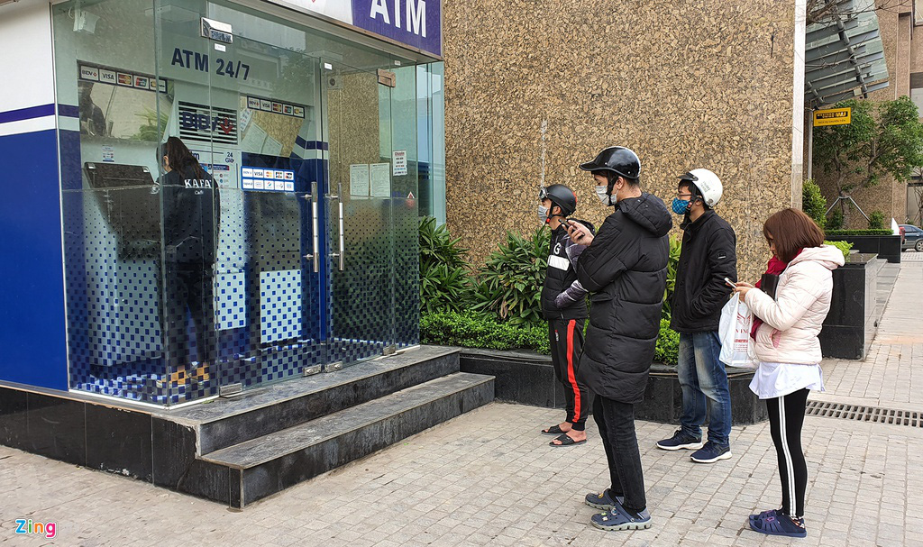 Xếp hàng từ tờ mờ sáng rút tiền ATM về quê ăn Tết - Ảnh 12. Xếp hàng từ tờ mờ sáng rút tiền ATM về quê ăn Tết - Ảnh 12.