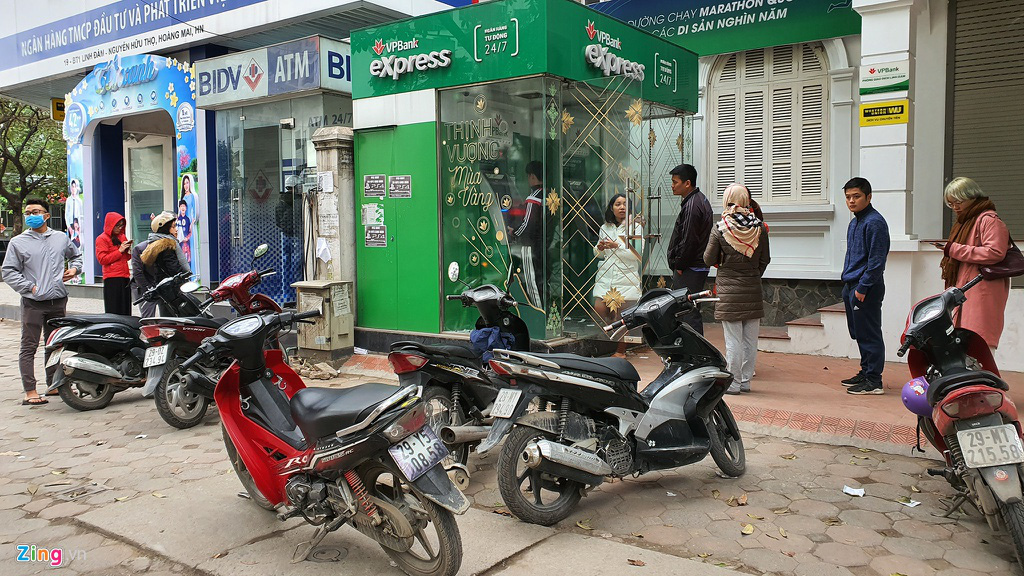 Xếp hàng từ tờ mờ sáng rút tiền ATM về quê ăn Tết - Ảnh 10. Xếp hàng từ tờ mờ sáng rút tiền ATM về quê ăn Tết - Ảnh 10.