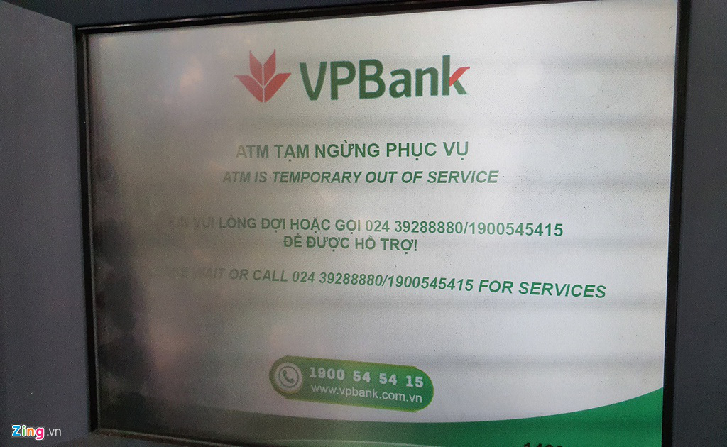 Xếp hàng từ tờ mờ sáng rút tiền ATM về quê ăn Tết - Ảnh 11. Xếp hàng từ tờ mờ sáng rút tiền ATM về quê ăn Tết - Ảnh 11.