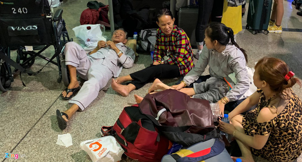 Hành khách nằm la liệt tại sân bay Tân Sơn Nhất chiều 28 Tết - Ảnh 6. Hành khách nằm la liệt tại sân bay Tân Sơn Nhất chiều 28 Tết - Ảnh 6.