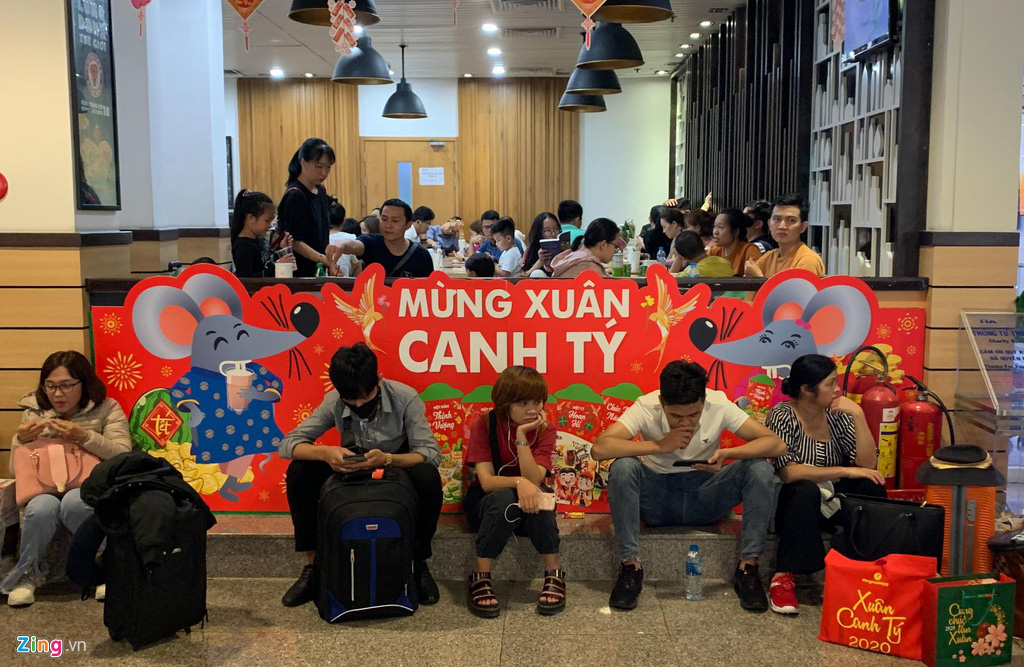Hành khách nằm la liệt tại sân bay Tân Sơn Nhất chiều 28 Tết - Ảnh 9. Hành khách nằm la liệt tại sân bay Tân Sơn Nhất chiều 28 Tết - Ảnh 9.