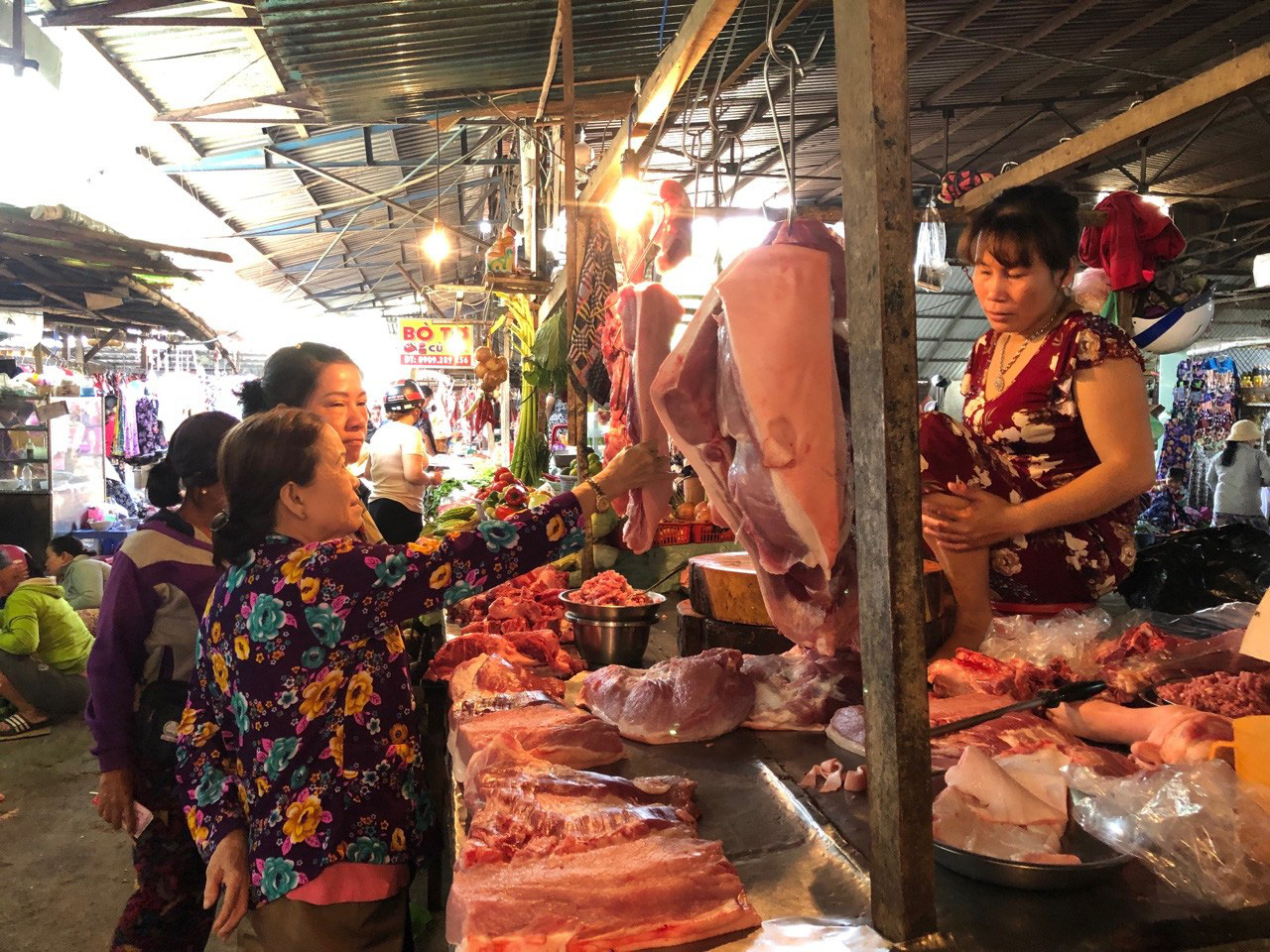 Chợ ế toàn tập, người bán trái cây, thịt heo khóc ròng - Ảnh 3. Chợ ế toàn tập, người bán trái cây, thịt heo khóc ròng - Ảnh 3.
