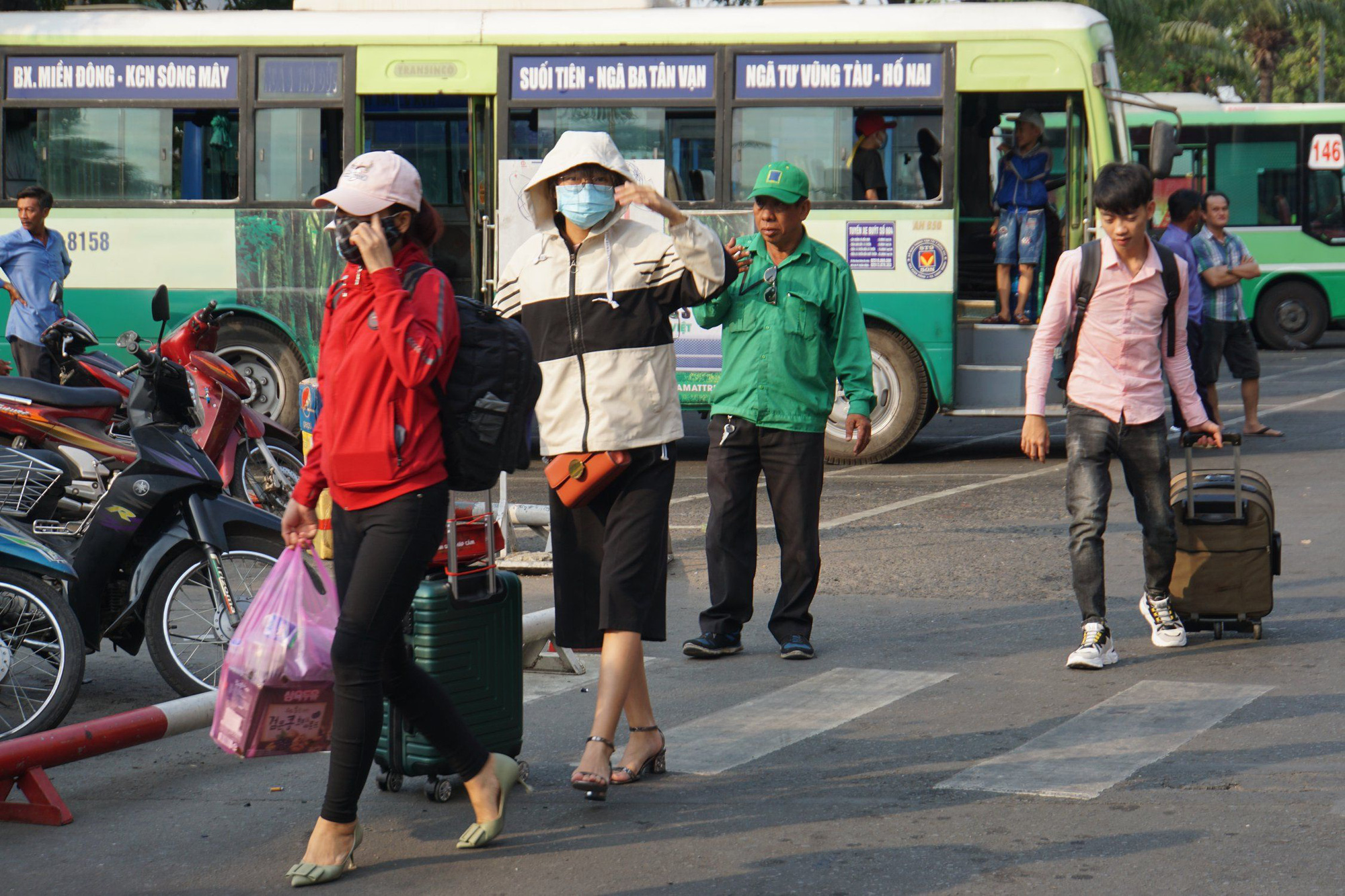Bến xe miền Tây thông thoáng, bến xe miền Đông kẹt cứng ngày cận Tết - Ảnh 11.