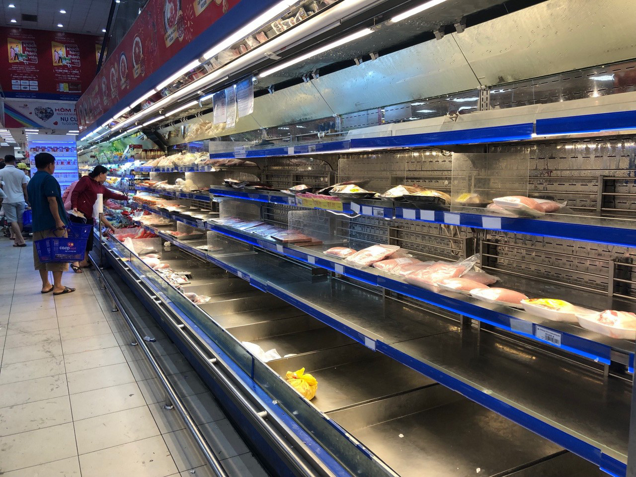 Chợ ế toàn tập, người bán trái cây, thịt heo khóc ròng - Ảnh 12. Chợ ế toàn tập, người bán trái cây, thịt heo khóc ròng - Ảnh 12.
