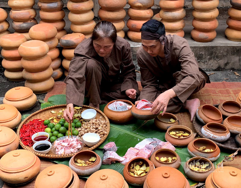 Xuyên đêm hít khói, kho 5.000 nồi cá bán Tết Canh Tí - Ảnh 1. Xuyên đêm hít khói, kho 5.000 nồi cá bán Tết Canh Tí - Ảnh 1.