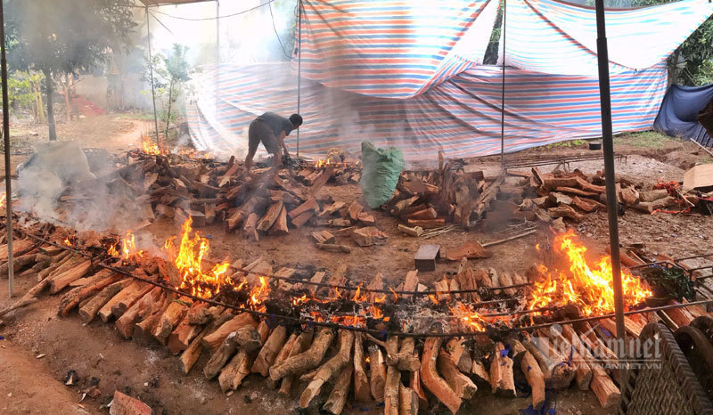 Xuyên đêm hít khói, kho 5.000 nồi cá bán Tết Canh Tí - Ảnh 6. Xuyên đêm hít khói, kho 5.000 nồi cá bán Tết Canh Tí - Ảnh 6.