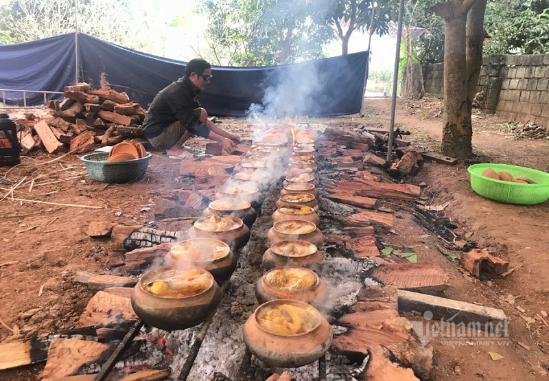 Xuyên đêm hít khói, kho 5.000 nồi cá bán Tết Canh Tí - Ảnh 7. Xuyên đêm hít khói, kho 5.000 nồi cá bán Tết Canh Tí - Ảnh 7.