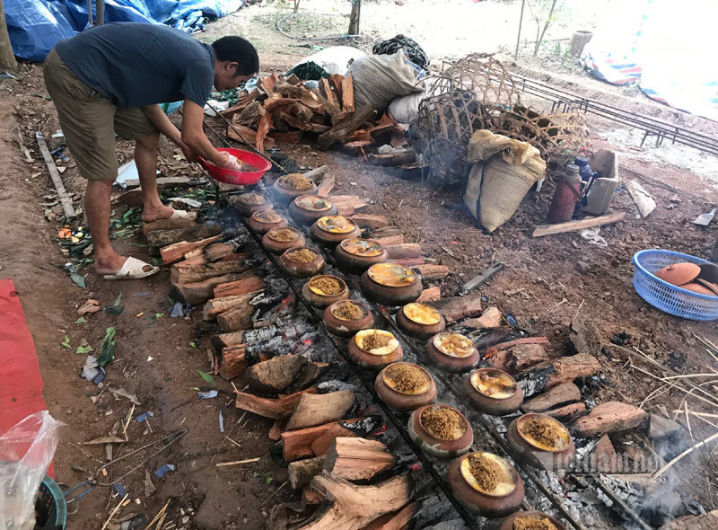 Xuyên đêm hít khói, kho 5.000 nồi cá bán Tết Canh Tí - Ảnh 2. Xuyên đêm hít khói, kho 5.000 nồi cá bán Tết Canh Tí - Ảnh 2.