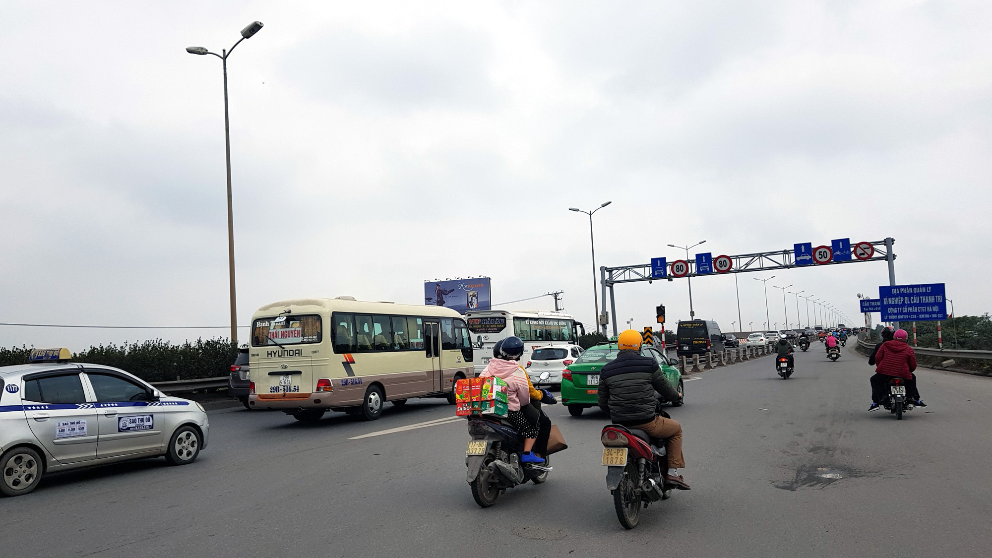 Giao thông Hà Nội 'hạ nhiệt' ngày đầu kì nghỉ Tết - Ảnh 10. Giao thông Hà Nội 'hạ nhiệt' ngày đầu kì nghỉ Tết - Ảnh 10.