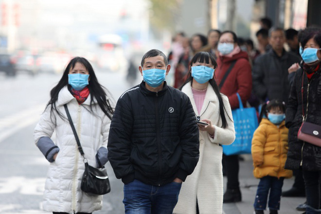 Virus corona bùng phát, dân Trung Quốc đổ xô đi mua khẩu trang y tế - Ảnh 1. Virus corona bùng phát, dân Trung Quốc đổ xô đi mua khẩu trang y tế - Ảnh 1.