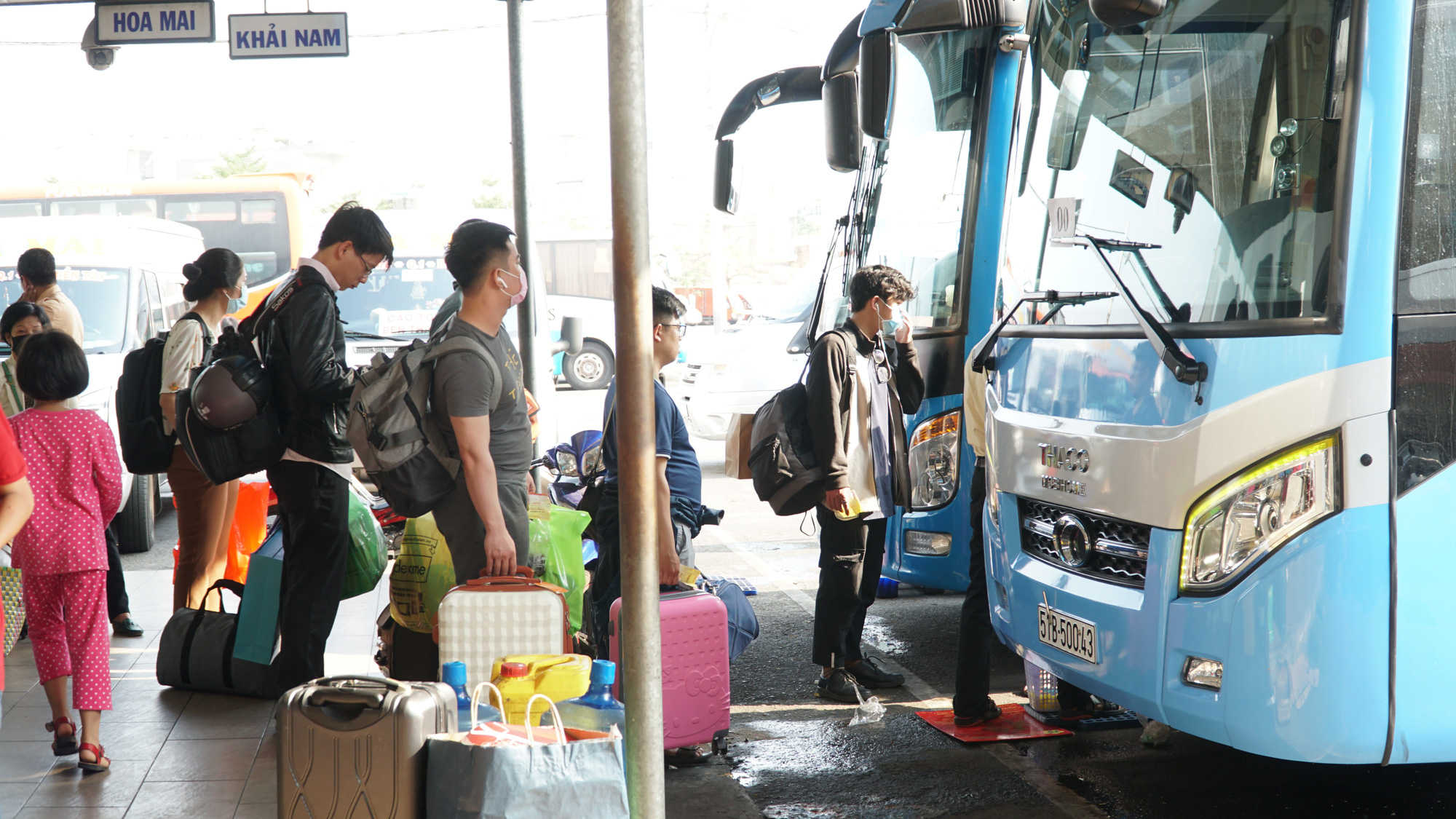 Bến xe miền Tây thông thoáng, bến xe miền Đông kẹt cứng ngày cận Tết - Ảnh 3.