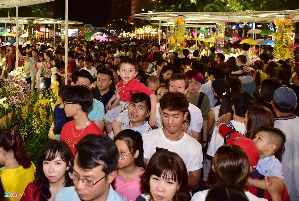 Biển người chen nhau chụp hình ở đường hoa Nguyễn Huệ - Ảnh 10. Biển người chen nhau chụp hình ở đường hoa Nguyễn Huệ - Ảnh 10.