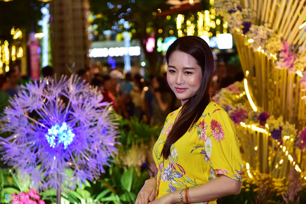 Biển người chen nhau chụp hình ở đường hoa Nguyễn Huệ - Ảnh 12. Biển người chen nhau chụp hình ở đường hoa Nguyễn Huệ - Ảnh 12.