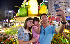 Biển người chen nhau chụp hình ở đường hoa Nguyễn Huệ
