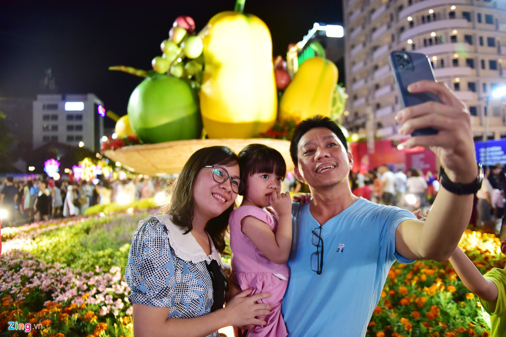 Biển người chen nhau chụp hình ở đường hoa Nguyễn Huệ - Ảnh 14. Biển người chen nhau chụp hình ở đường hoa Nguyễn Huệ - Ảnh 14.