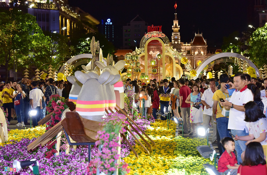 Biển người chen nhau chụp hình ở đường hoa Nguyễn Huệ - Ảnh 2. Biển người chen nhau chụp hình ở đường hoa Nguyễn Huệ - Ảnh 2.
