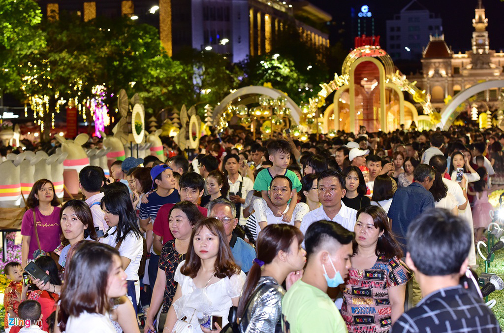 Biển người chen nhau chụp hình ở đường hoa Nguyễn Huệ - Ảnh 3. Biển người chen nhau chụp hình ở đường hoa Nguyễn Huệ - Ảnh 3.