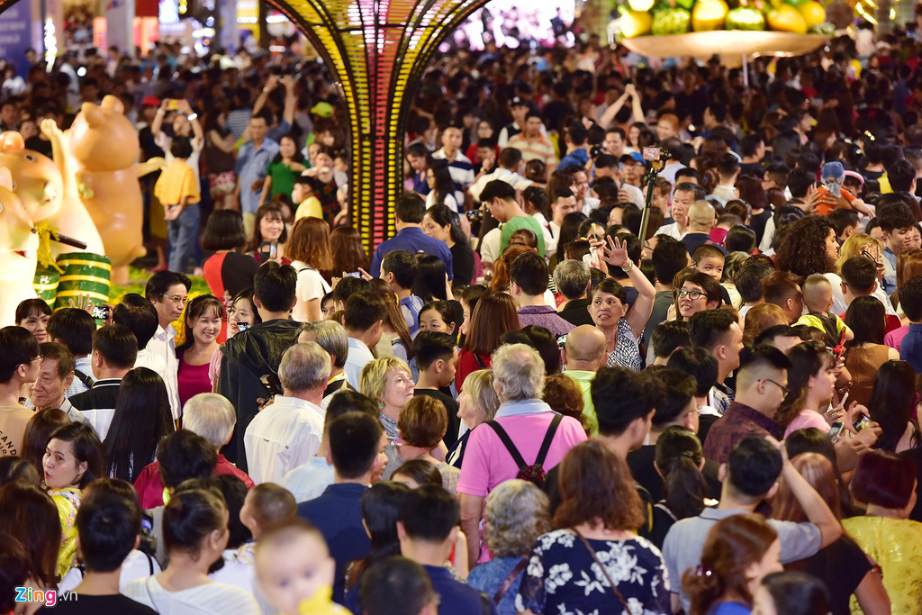 Biển người chen nhau chụp hình ở đường hoa Nguyễn Huệ - Ảnh 7. Biển người chen nhau chụp hình ở đường hoa Nguyễn Huệ - Ảnh 7.