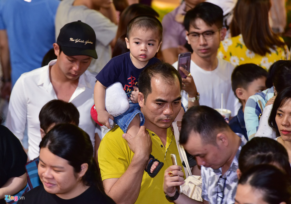 Biển người chen nhau chụp hình ở đường hoa Nguyễn Huệ - Ảnh 9. Biển người chen nhau chụp hình ở đường hoa Nguyễn Huệ - Ảnh 9.