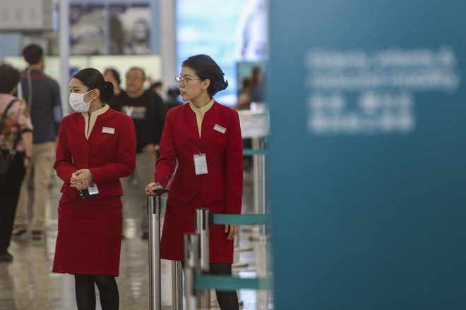 Tiếp viên Cathay Pacific yêu cầu được đeo mặt nạ vì virus lạ - Ảnh 1.
