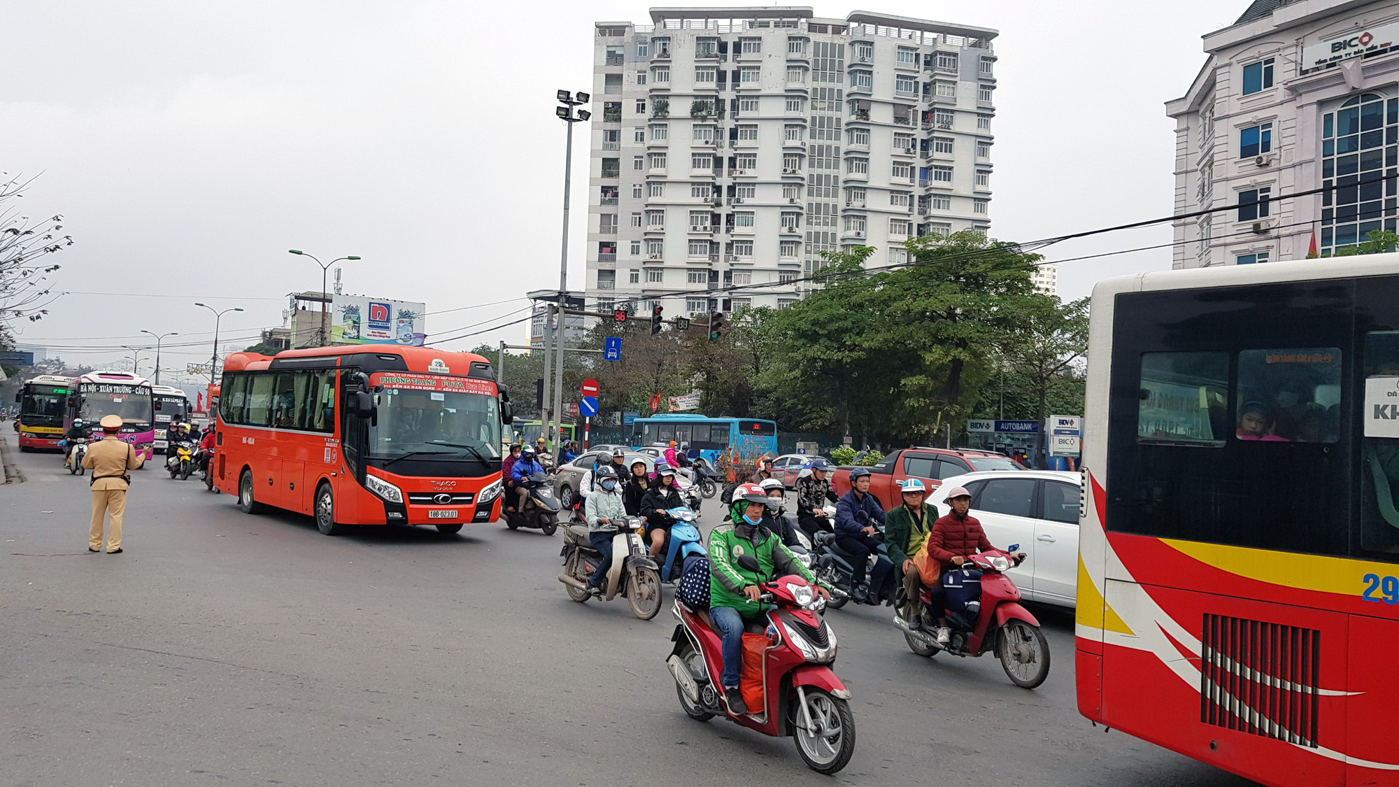 Giao thông Hà Nội 'hạ nhiệt' ngày đầu kì nghỉ Tết - Ảnh 6. Giao thông Hà Nội 'hạ nhiệt' ngày đầu kì nghỉ Tết - Ảnh 6.