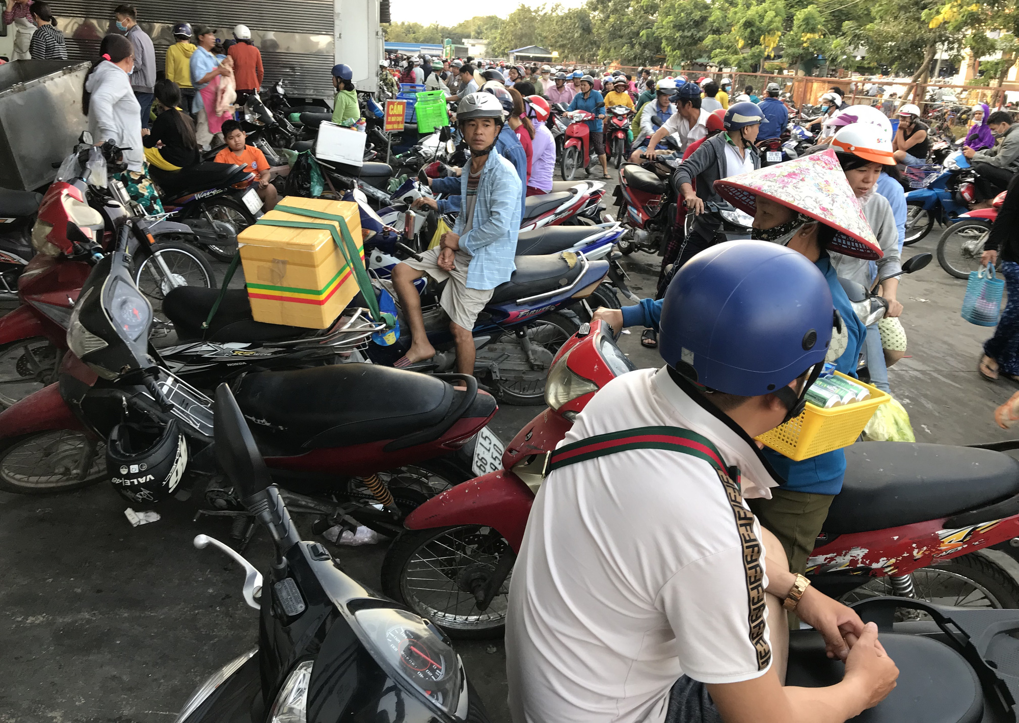Mượn hơi 29 Tết, giá thịt heo tại chợ nhảy dựng lên 280.000 đồng/kg, đắt hơn nhiều so với siêu thị - Ảnh 2.