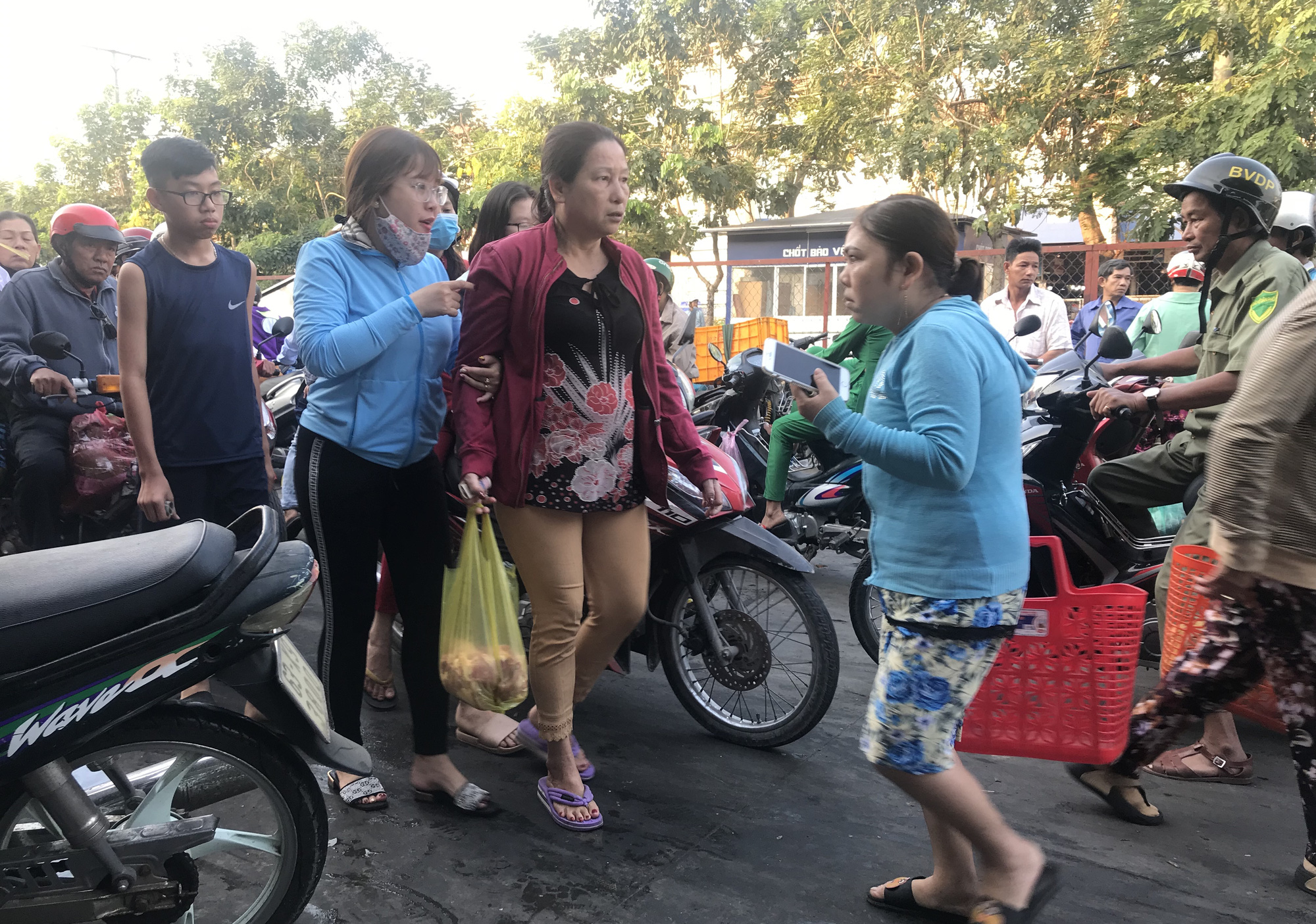 Mượn hơi 29 Tết, giá thịt heo tại chợ nhảy dựng lên 280.000 đồng/kg, đắt hơn nhiều so với siêu thị - Ảnh 3.