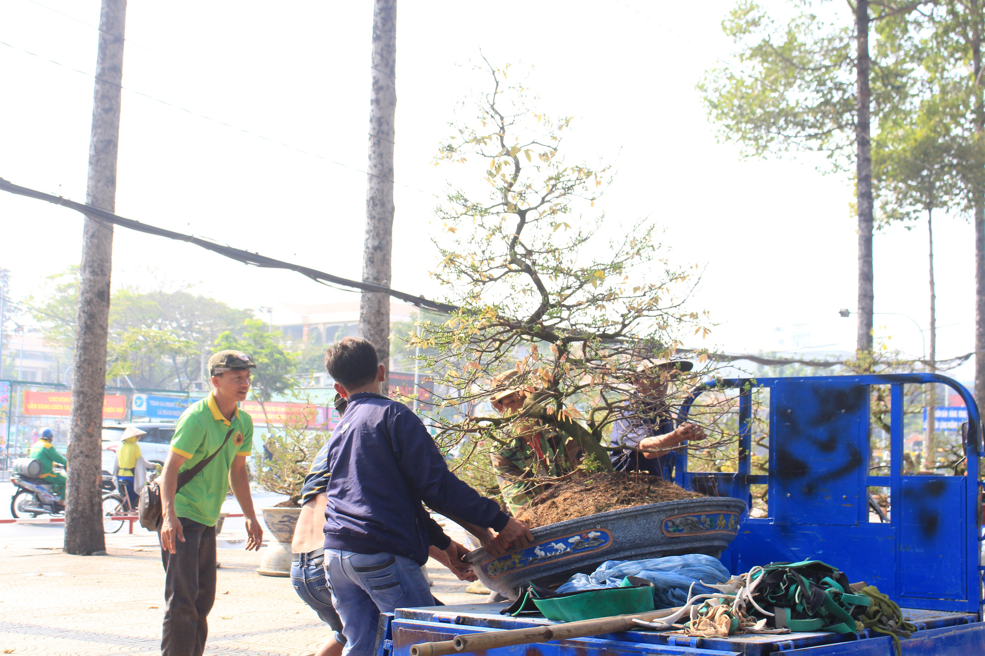 Xe ôm nghỉ việc, chở hoa Tết kiếm tiền triệu mỗi ngày - Ảnh 12. Xe ôm nghỉ việc, chở hoa Tết kiếm tiền triệu mỗi ngày - Ảnh 12.