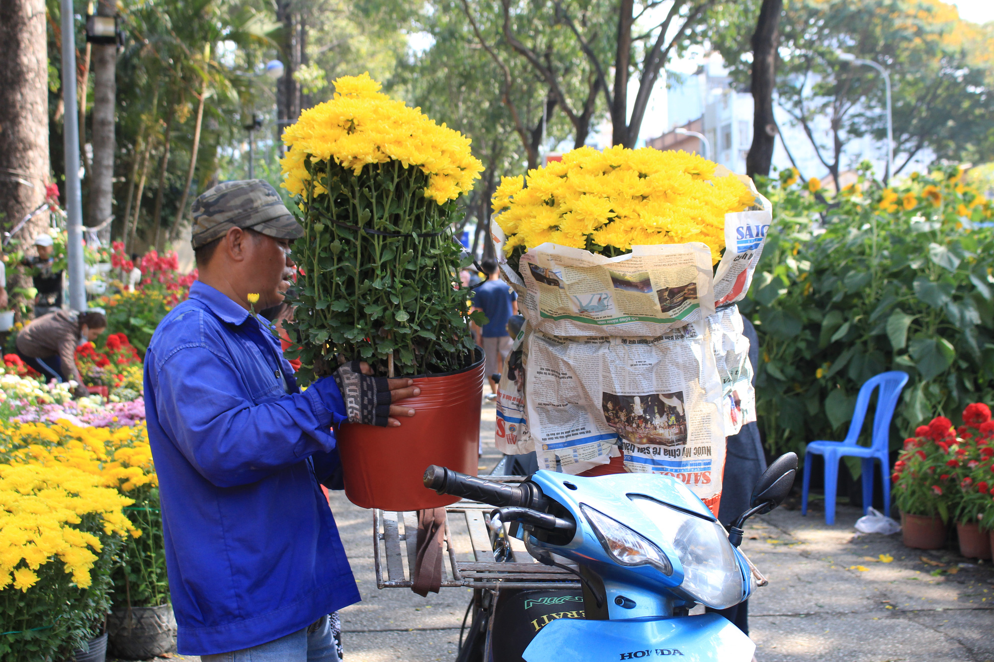 Xe ôm nghỉ việc, chở hoa Tết kiếm tiền triệu mỗi ngày - Ảnh 3. Xe ôm nghỉ việc, chở hoa Tết kiếm tiền triệu mỗi ngày - Ảnh 3.