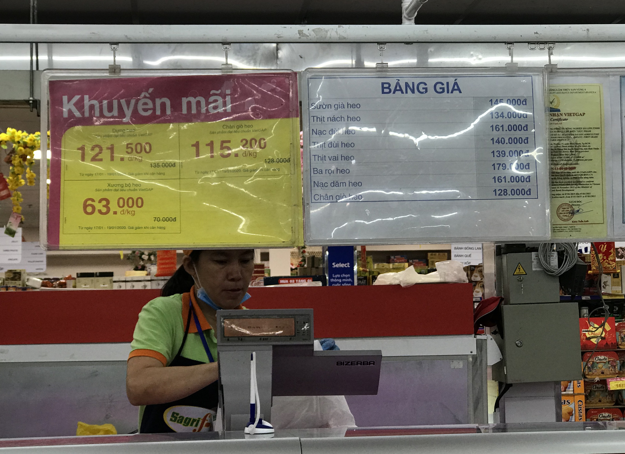 Mượn hơi 29 Tết, giá thịt heo tại chợ nhảy dựng lên 280.000 đồng/kg, đắt hơn nhiều so với siêu thị - Ảnh 7.