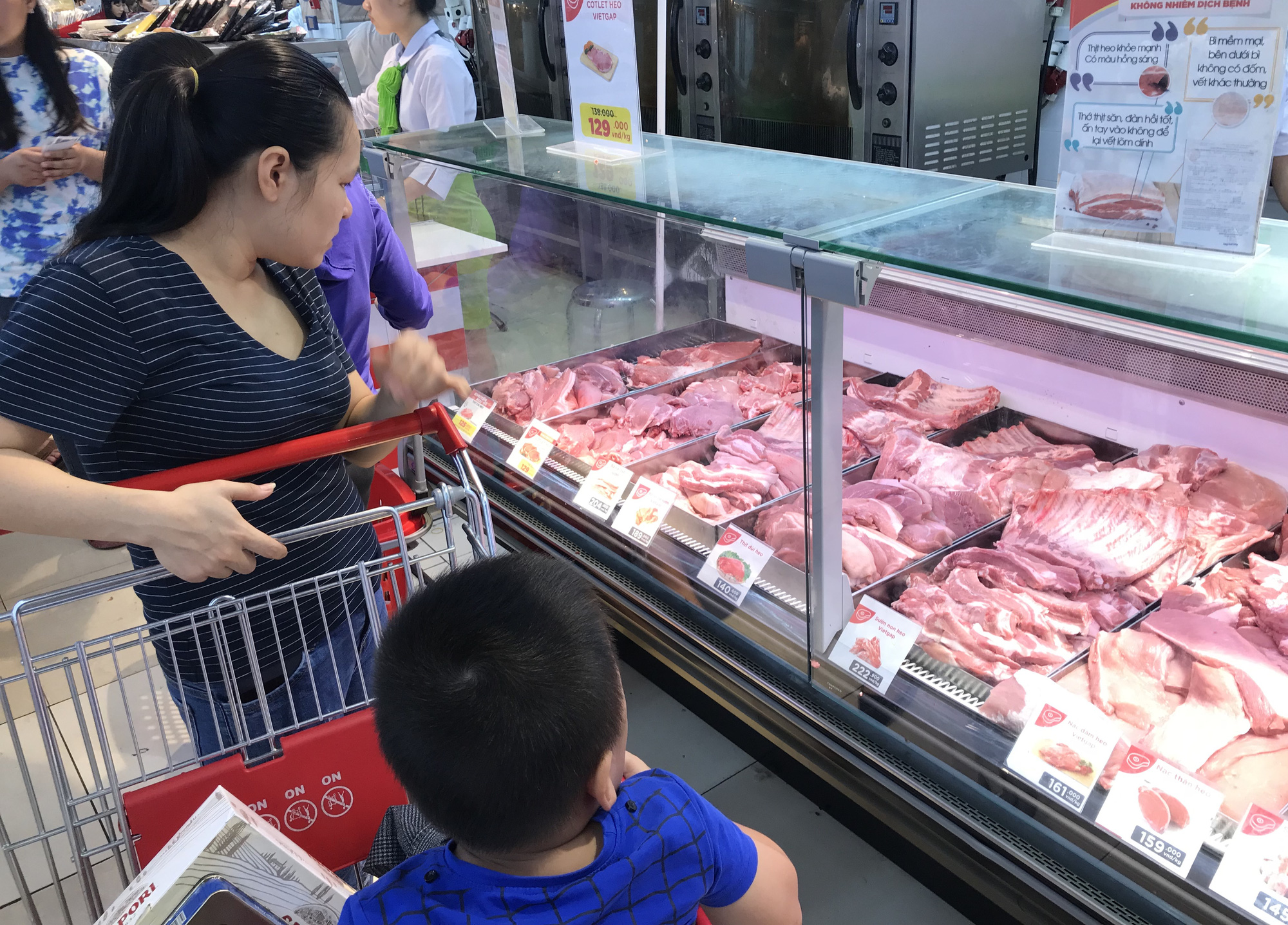 Mượn hơi 29 Tết, giá thịt heo tại chợ nhảy dựng lên 280.000 đồng/kg, đắt hơn nhiều so với siêu thị - Ảnh 5.