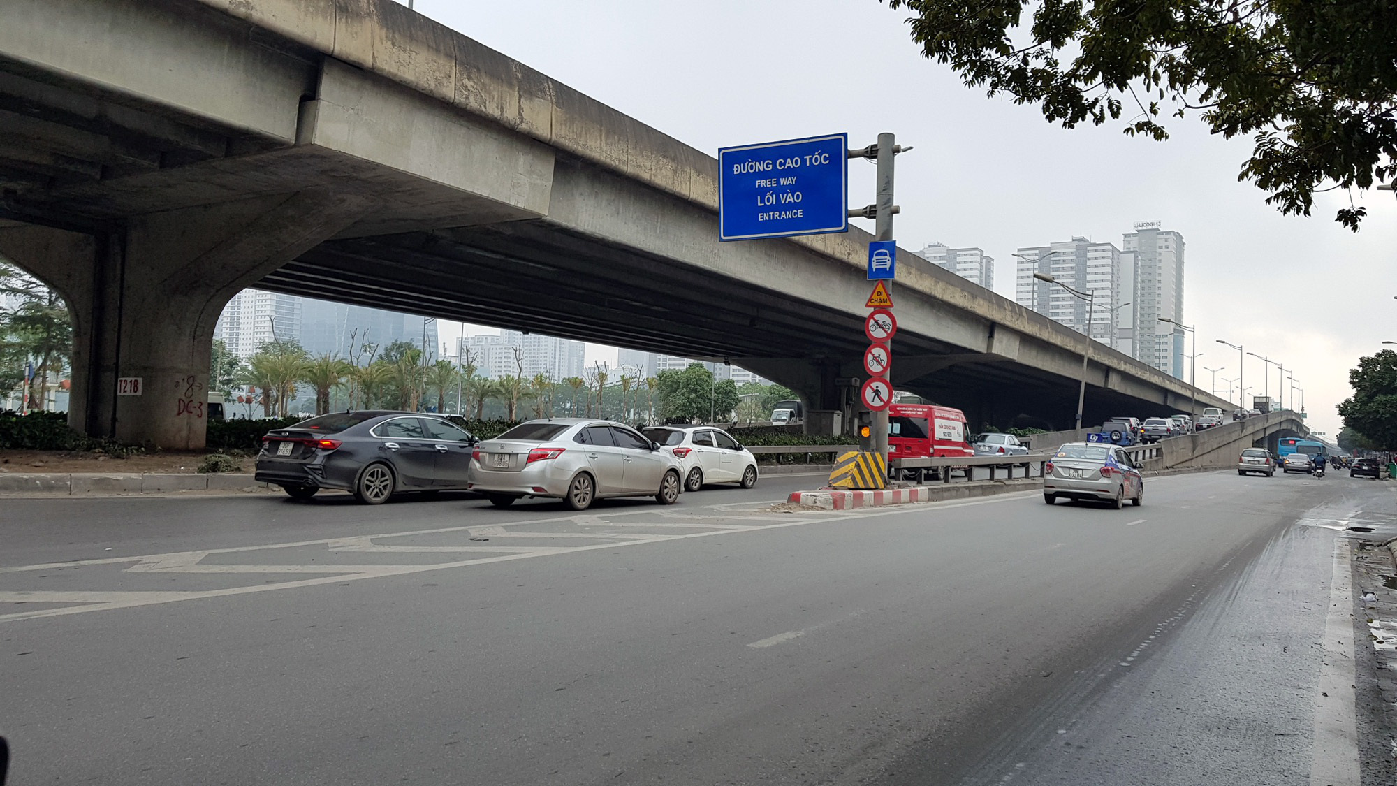 Giao thông Hà Nội 'hạ nhiệt' ngày đầu kì nghỉ Tết - Ảnh 4. Giao thông Hà Nội 'hạ nhiệt' ngày đầu kì nghỉ Tết - Ảnh 4.