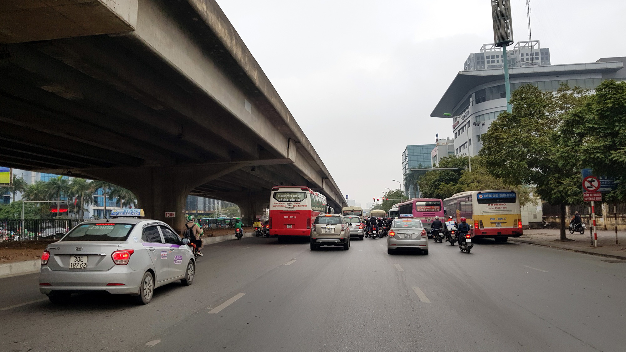 Giao thông Hà Nội 'hạ nhiệt' ngày đầu kì nghỉ Tết - Ảnh 1. Giao thông Hà Nội 'hạ nhiệt' ngày đầu kì nghỉ Tết - Ảnh 1.