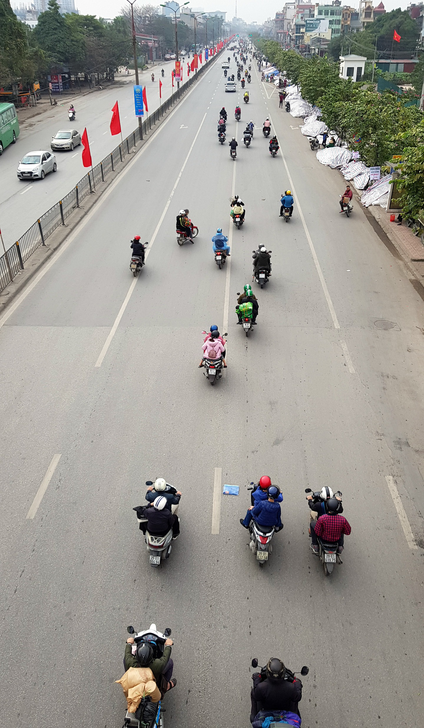Giao thông Hà Nội 'hạ nhiệt' ngày đầu kì nghỉ Tết - Ảnh 9. Giao thông Hà Nội 'hạ nhiệt' ngày đầu kì nghỉ Tết - Ảnh 9.