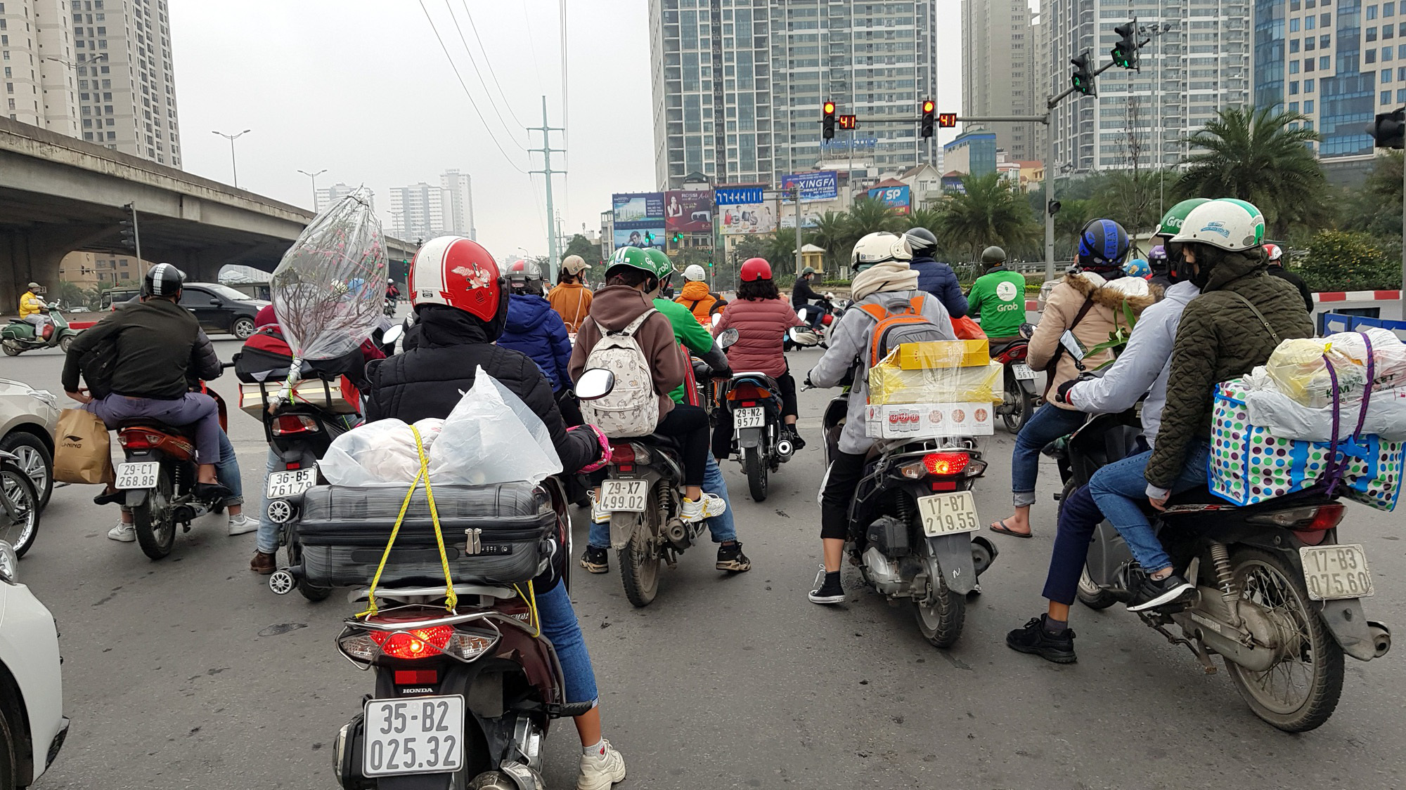 Giao thông Hà Nội 'hạ nhiệt' ngày đầu kì nghỉ Tết - Ảnh 3. Giao thông Hà Nội 'hạ nhiệt' ngày đầu kì nghỉ Tết - Ảnh 3.