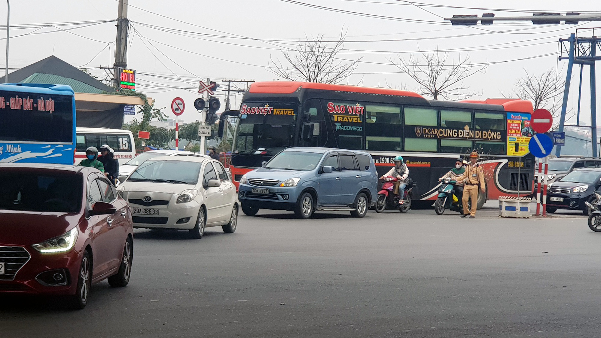 Giao thông Hà Nội 'hạ nhiệt' ngày đầu kì nghỉ Tết - Ảnh 8. Giao thông Hà Nội 'hạ nhiệt' ngày đầu kì nghỉ Tết - Ảnh 8.