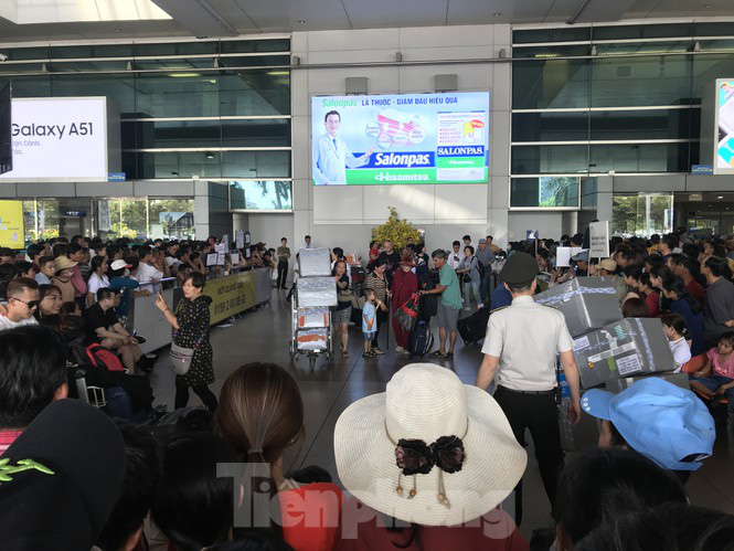 Nghìn người chen lấn ở sân bay Tân Sơn Nhất đón Việt kiều về quê ngày 29 tết - Ảnh 2. Nghìn người chen lấn ở sân bay Tân Sơn Nhất đón Việt kiều về quê ngày 29 tết - Ảnh 2.