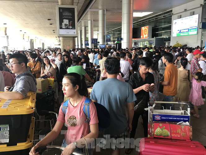 Nghìn người chen lấn ở sân bay Tân Sơn Nhất đón Việt kiều về quê ngày 29 tết - Ảnh 3. Nghìn người chen lấn ở sân bay Tân Sơn Nhất đón Việt kiều về quê ngày 29 tết - Ảnh 3.