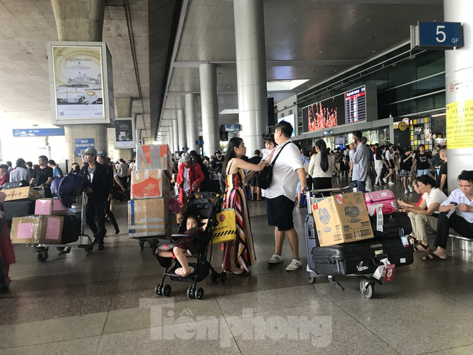 Nghìn người chen lấn ở sân bay Tân Sơn Nhất đón Việt kiều về quê ngày 29 tết - Ảnh 6. Nghìn người chen lấn ở sân bay Tân Sơn Nhất đón Việt kiều về quê ngày 29 tết - Ảnh 6.